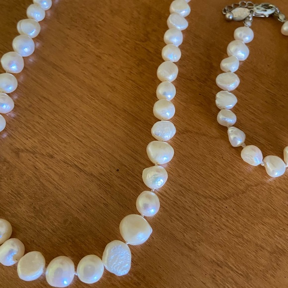 American Eagle Pearl Necklace and Bracelet - Picture 2 of 11